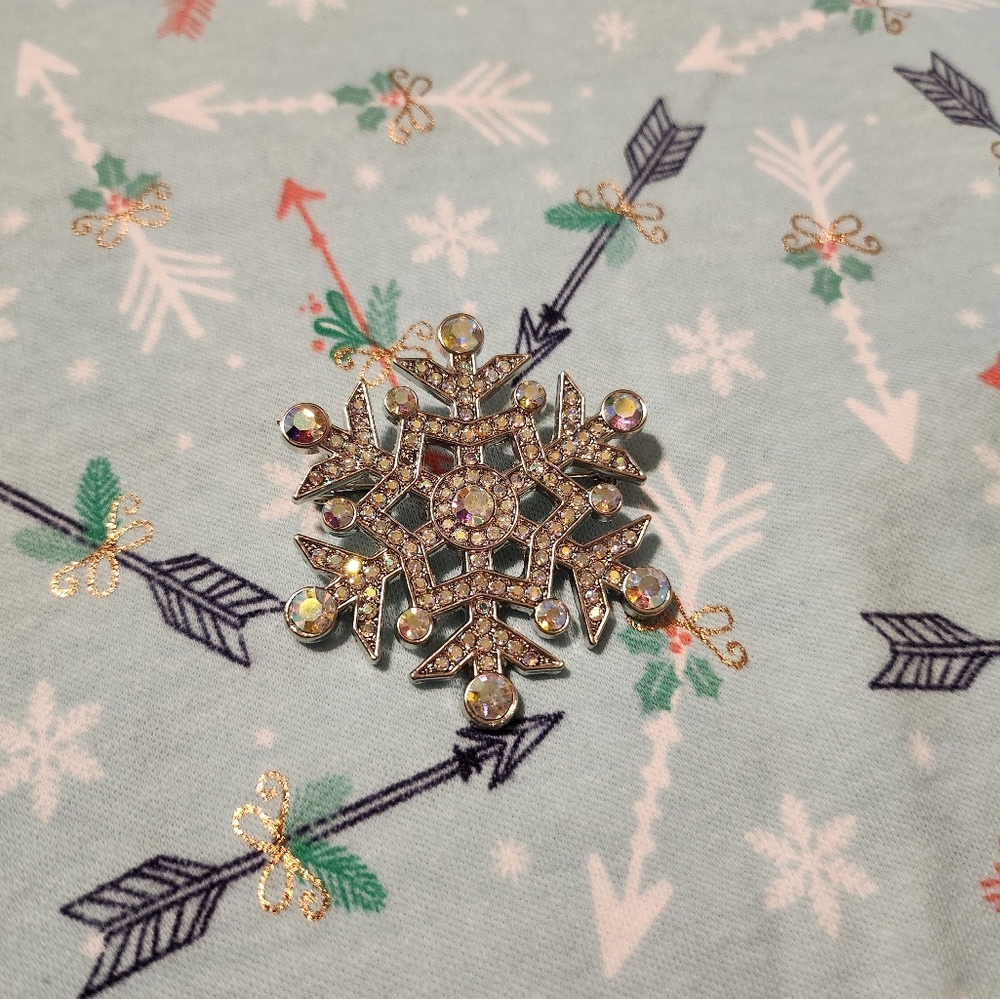 Snowflake pin